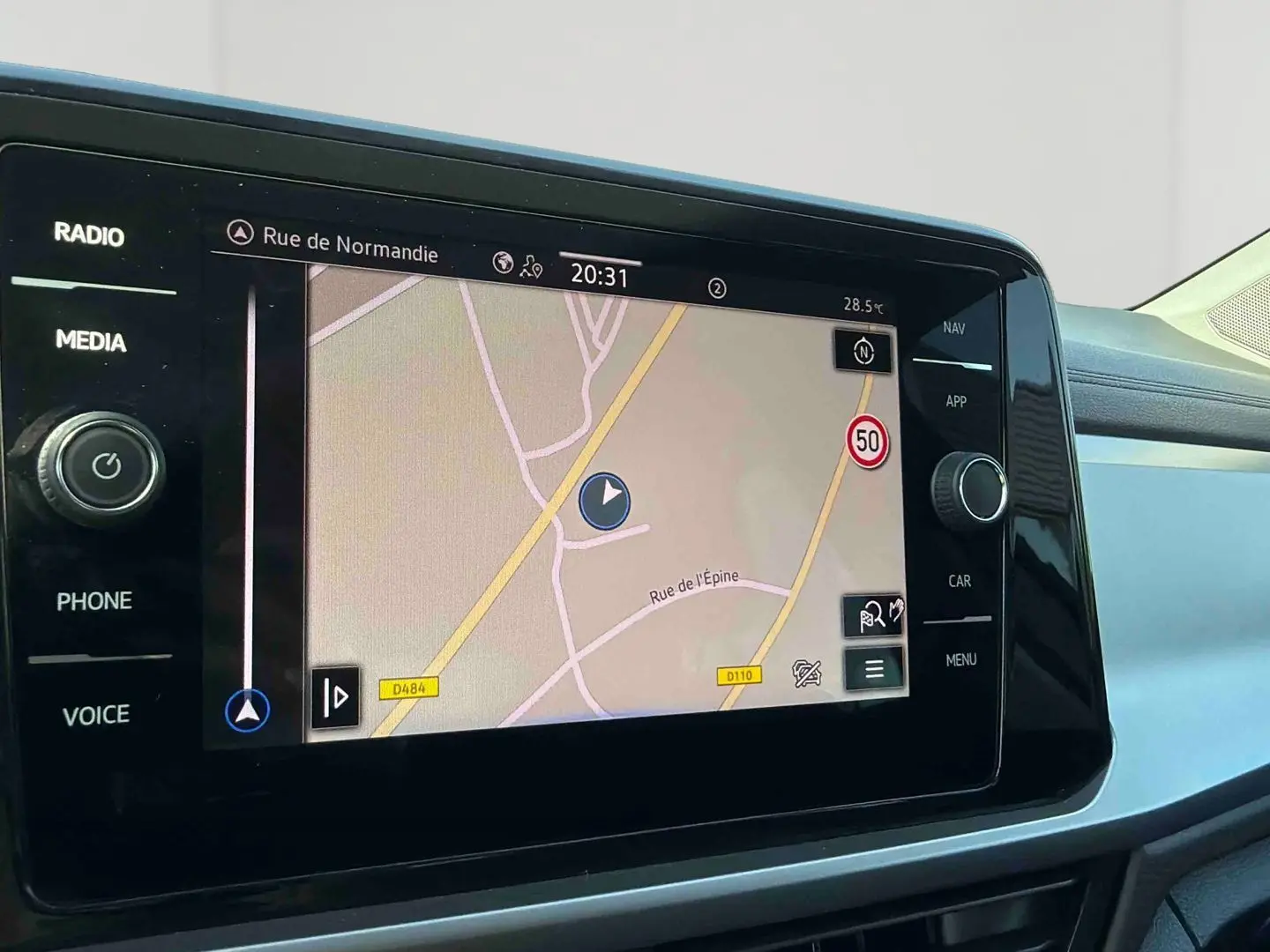 Écran tactile du système de navigation Discover Media dans l’habitacle du Volkswagen T-Roc noir, vue de face.