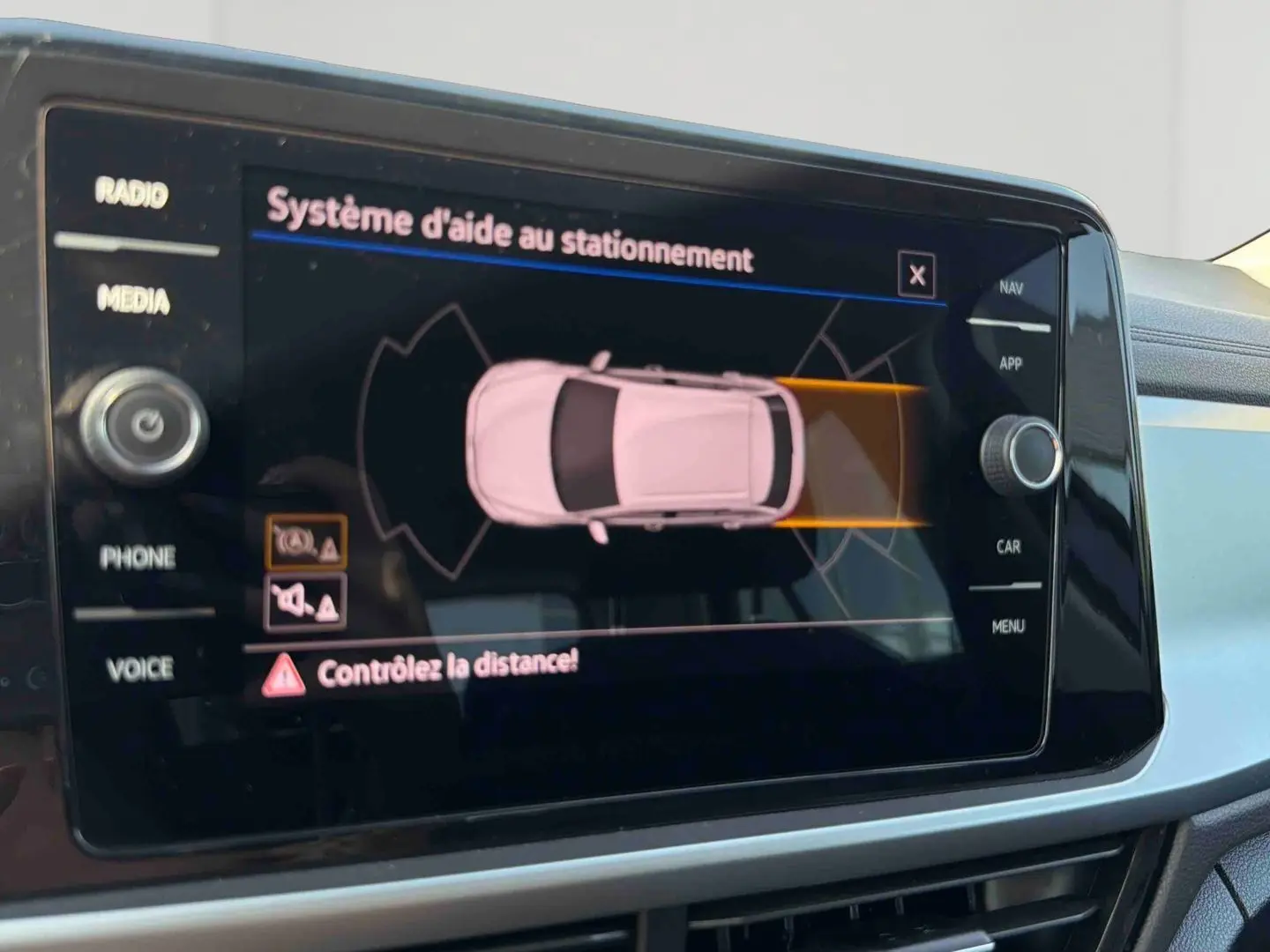 Écran tactile intérieur affichant le système d'aide au stationnement du Volkswagen T-Roc 2.0 TDI noir, vue rapprochée.