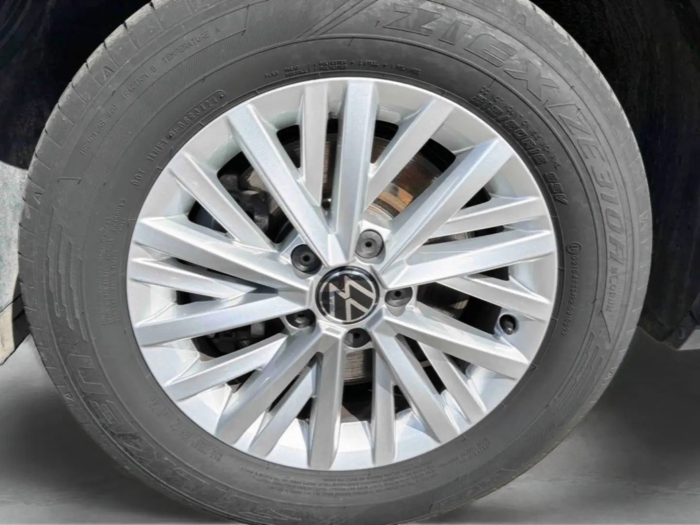 Gros plan sur la jante alliage 16'' Chester argentée du Volkswagen T-Roc noir, mettant en valeur le logo VW central.