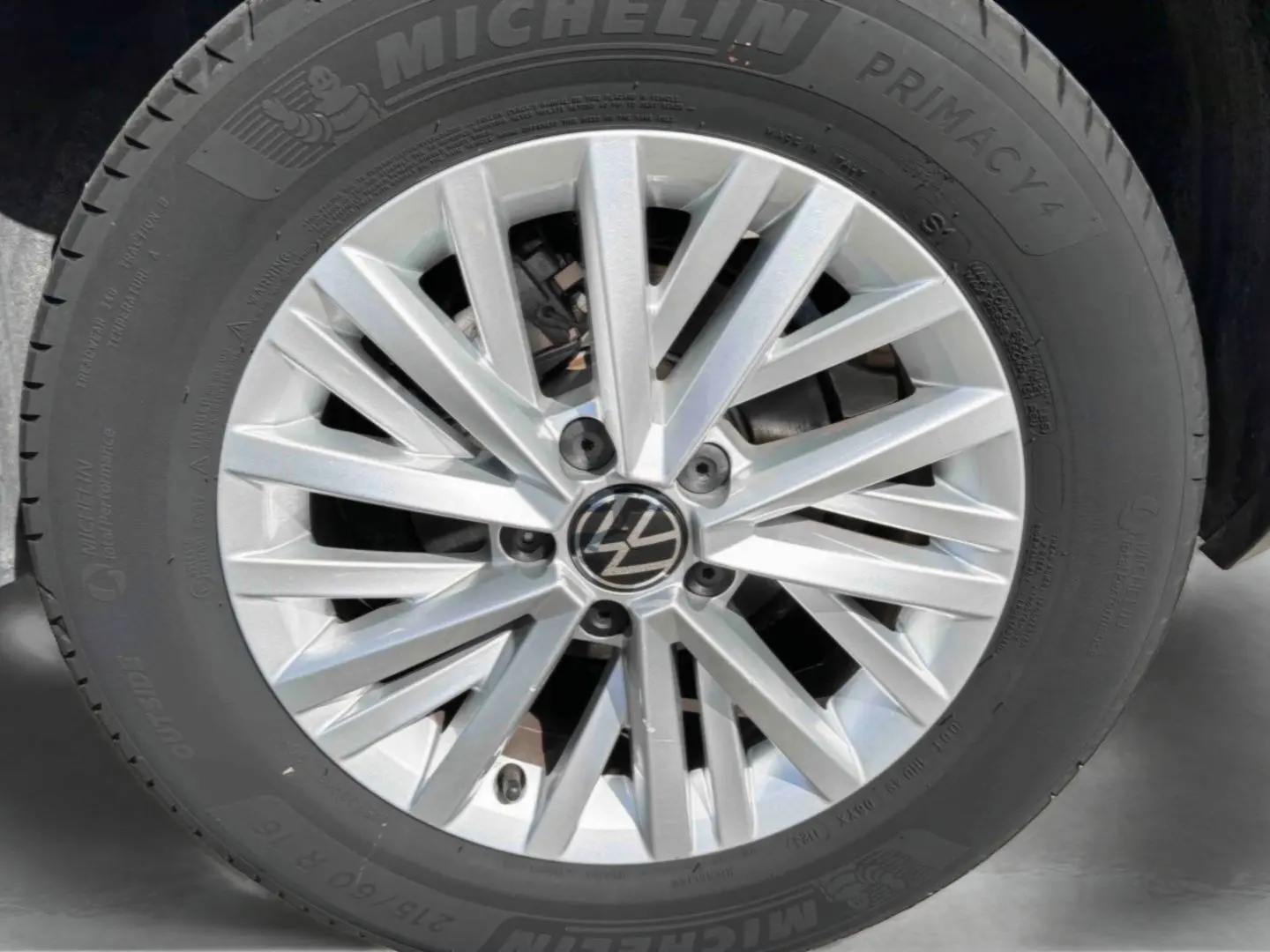 Gros plan sur la jante alliage 16'' Chester argentée du Volkswagen T-Roc noir, mettant en valeur le logo VW central.