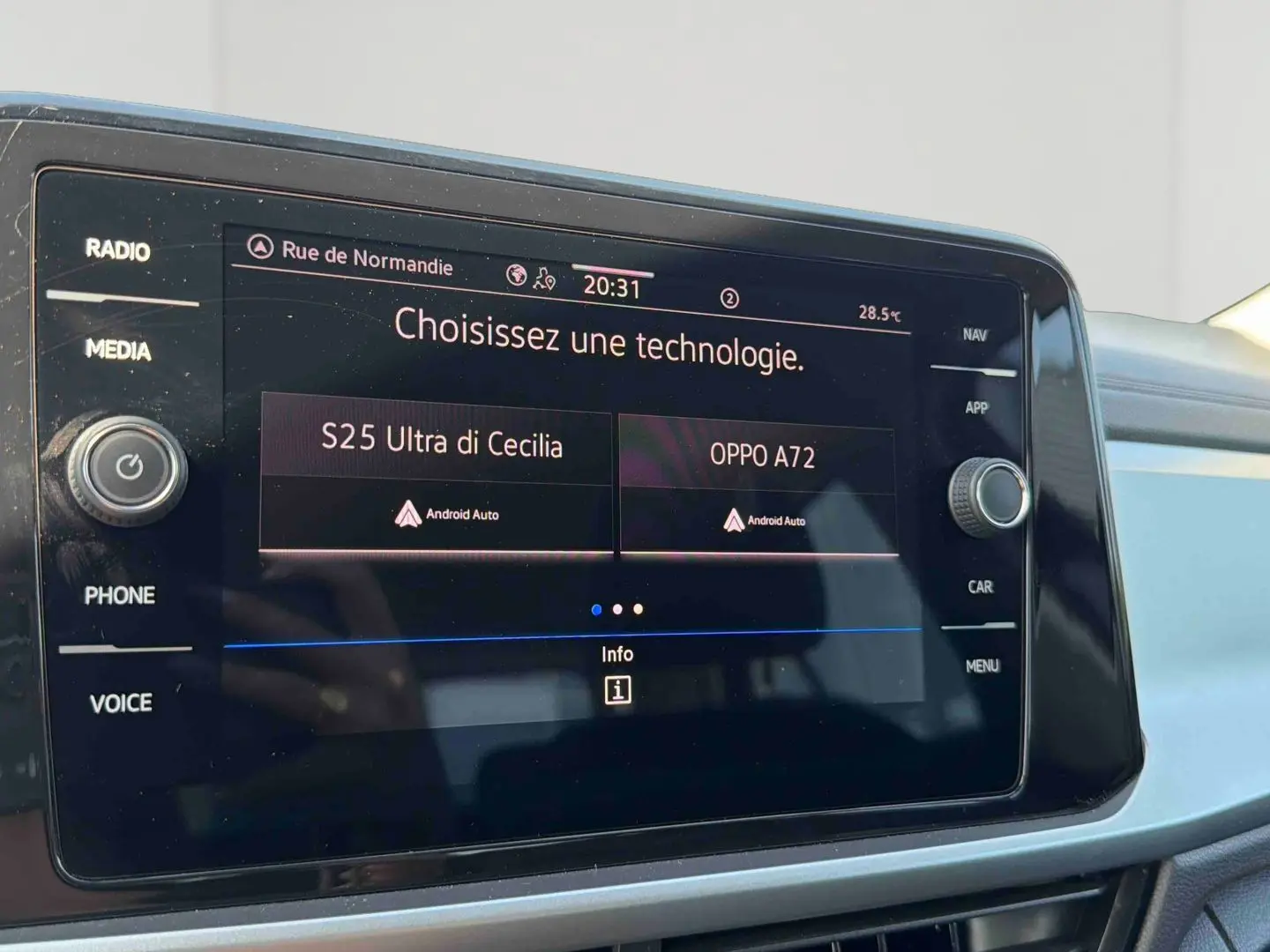 Écran tactile central du Volkswagen T-Roc 2025 affichant le menu de sélection Android Auto, intérieur gris.