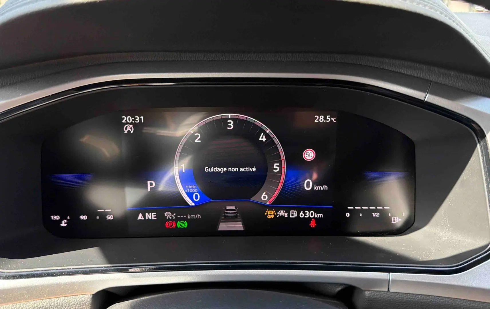 Combiné d'instruments digital du Volkswagen T-Roc 2025 affichant la vitesse, température et aides à la conduite.