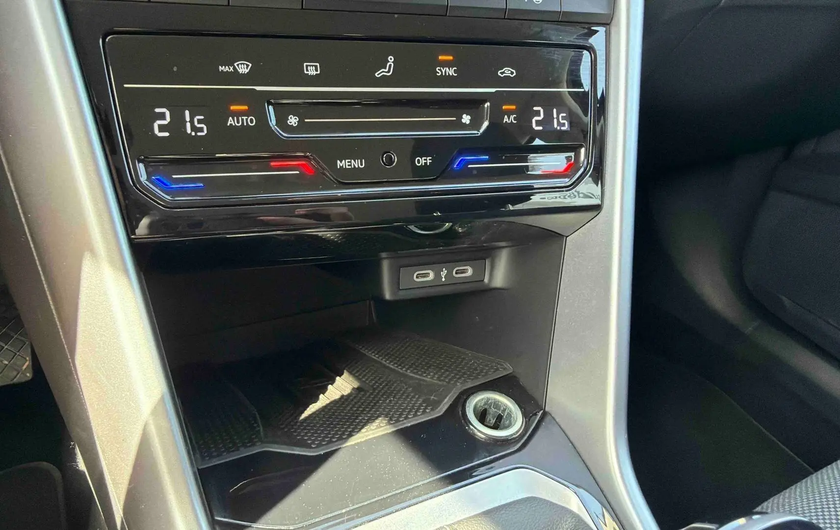 Détail de la console centrale du Volkswagen T-Roc 2025 avec climatisation tactile bi-zone et ports USB-C visibles.