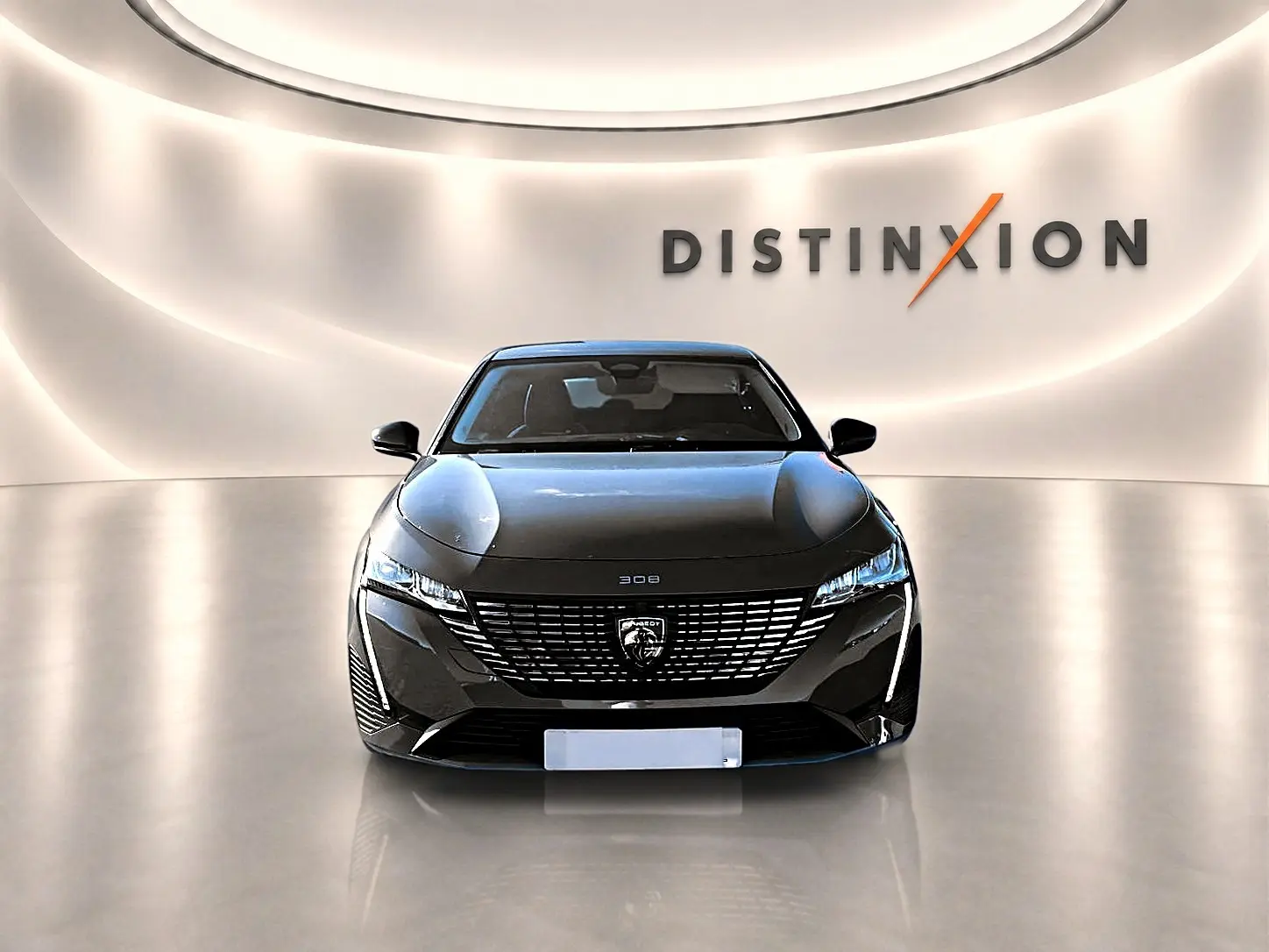 Vue de face d'une Peugeot 308 gris selenium 2025 avec calandre distinctive et phares LED, sur fond lumineux "Distinxion".