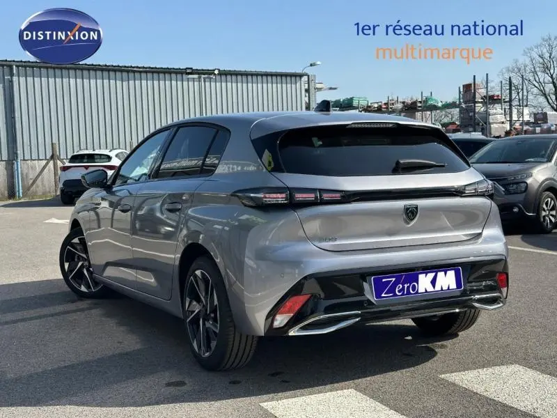 PEUGEOT 308 gris Artense vue 3/4 arrière droit, feux arrière LED et jantes alliage distinctives.