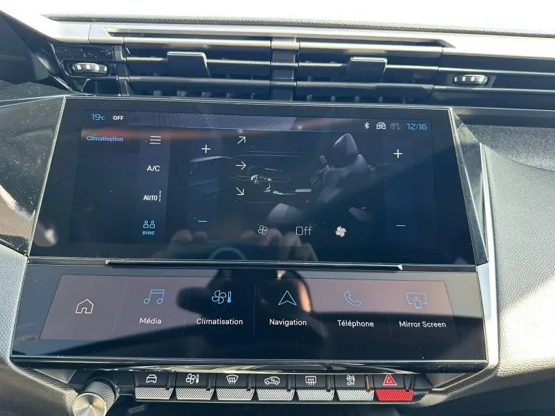 Écran tactile central de la Peugeot 308 1.5 BlueHDi 130ch en mode climatisation, intérieur noir moderne.