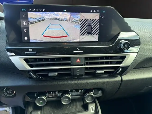 Vue rapprochée de la console centrale de la Citroën C4 Hybrid 145 gris Mercury, écran tactile affichant la caméra de recul et vision 360°