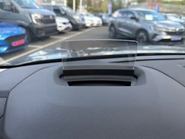 Affichage tête haute transparent sur le tableau de bord d'une Citroën C4 gris Mercury, vue intérieure avant.