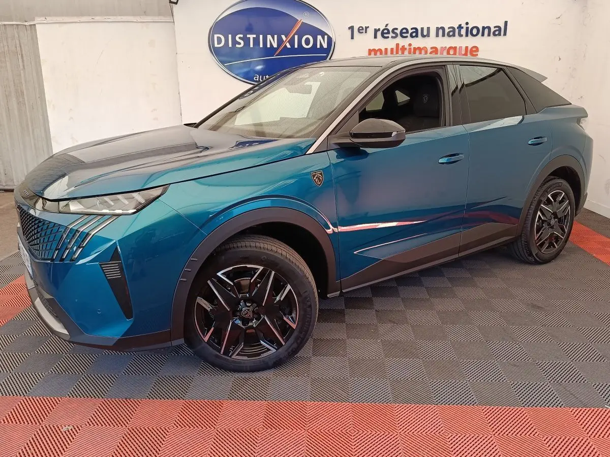 Peugeot 3008 hybride bleu en 3/4 avant droit, jantes noires et calandre distinctive sous tente showroom.