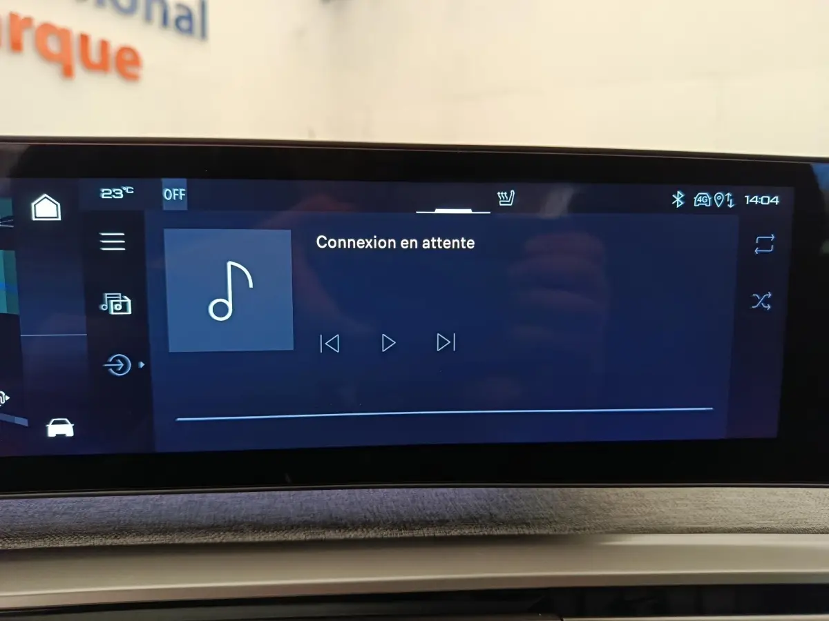 Écran tactile central du tableau de bord du Peugeot 3008 bleu, affichant une interface multimédia en attente de connexion.