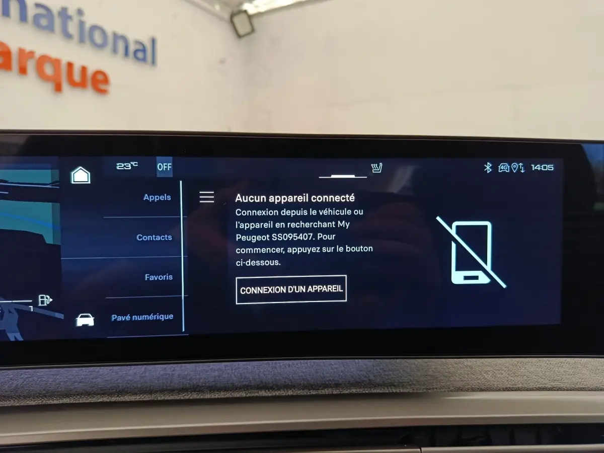 Écran tactile central du Peugeot 3008 1.2 Hybrid 136 GT affichant la connexion d’appareil non établie.