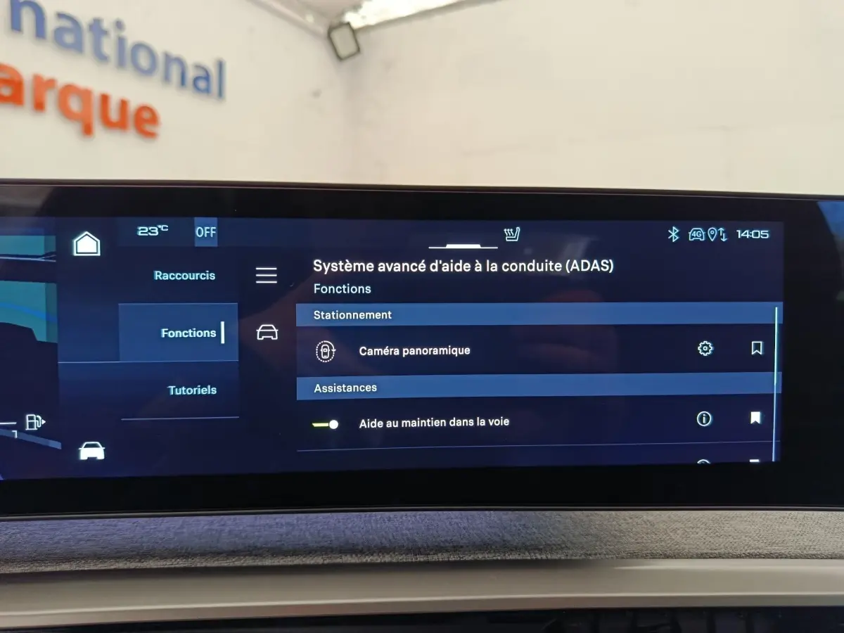 Écran tactile central du Peugeot 3008 2025 affichant le système avancé d’aide à la conduite (ADAS).