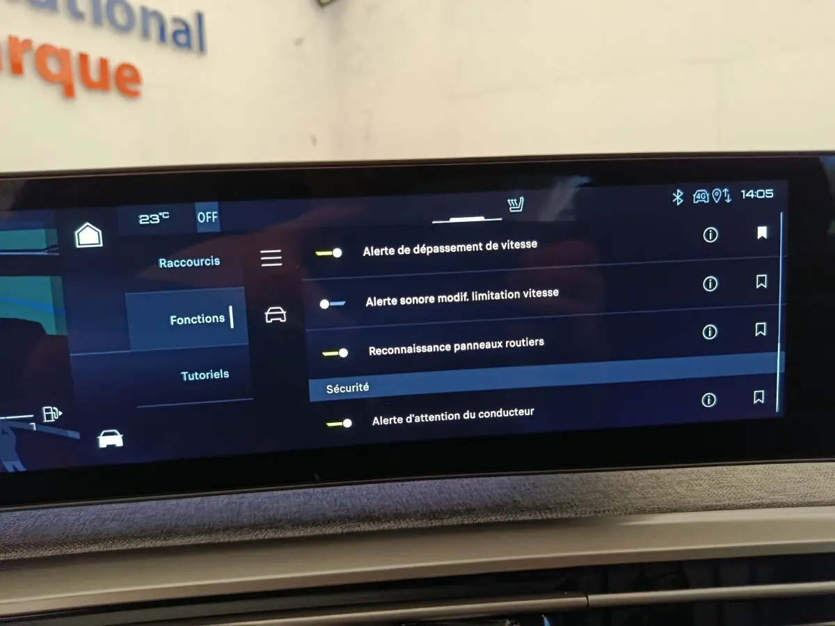 Écran tactile central affichant les options de sécurité du Peugeot 3008 1.2 Hybrid GT, intérieur moderne.