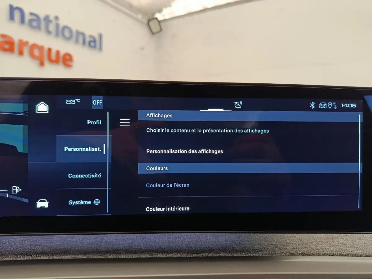 Écran tactile central du Peugeot 3008 1.2 Hybrid 136 GT affichant les options de personnalisation des couleurs.