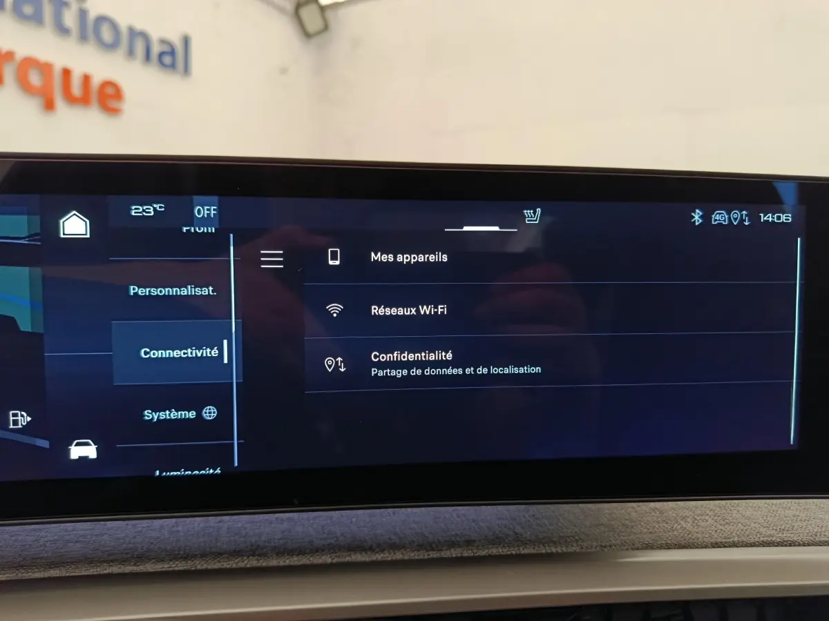 Écran tactile central du tableau de bord du Peugeot 3008 bleu, affichant les options de connectivité Wi-Fi.