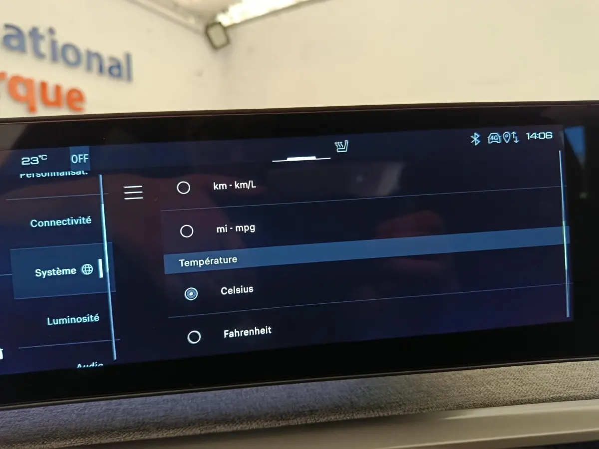 Écran tactile central du Peugeot 3008 bleu, affichant les réglages système de température en mode Celsius.