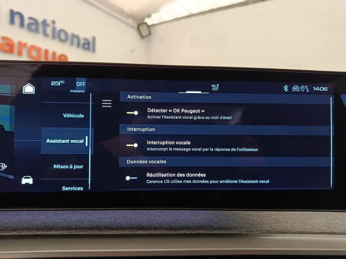 Écran tactile central du Peugeot 3008 1.2 Hybrid 136 GT affichant les réglages de l’assistant vocal.
