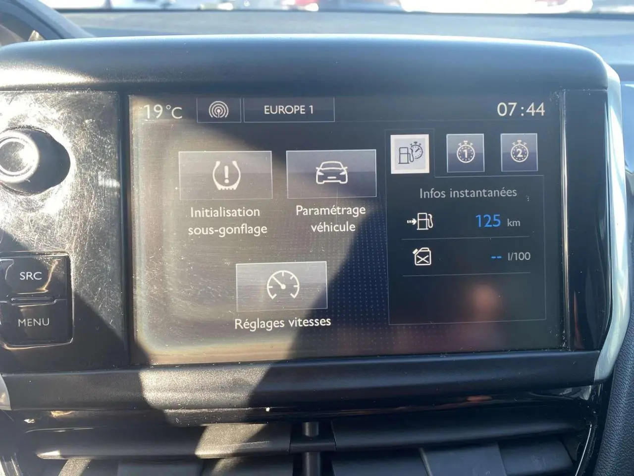 Écran tactile central de la Peugeot 208 1.0i Active+ 2016 affichant les réglages du véhicule et la température extérieure.
