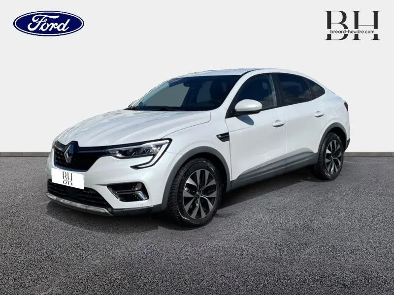 Renault Arkana blanc perle en vue 3/4 avant droit, avec jantes alliage et lignes de carrosserie épurées.