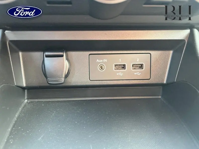 Gros plan sur la console centrale avec prises Aux-IN et deux ports USB, intérieur noir du Renault Arkana blanc perle.