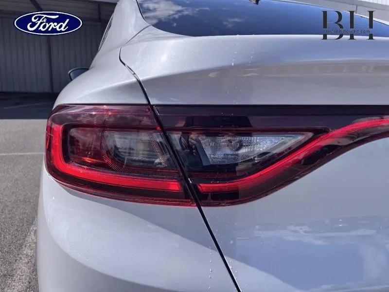 Gros plan sur le feu arrière gauche blanc perle d'une Renault Arkana 1.6 E-Tech 145ch Business de 2022.