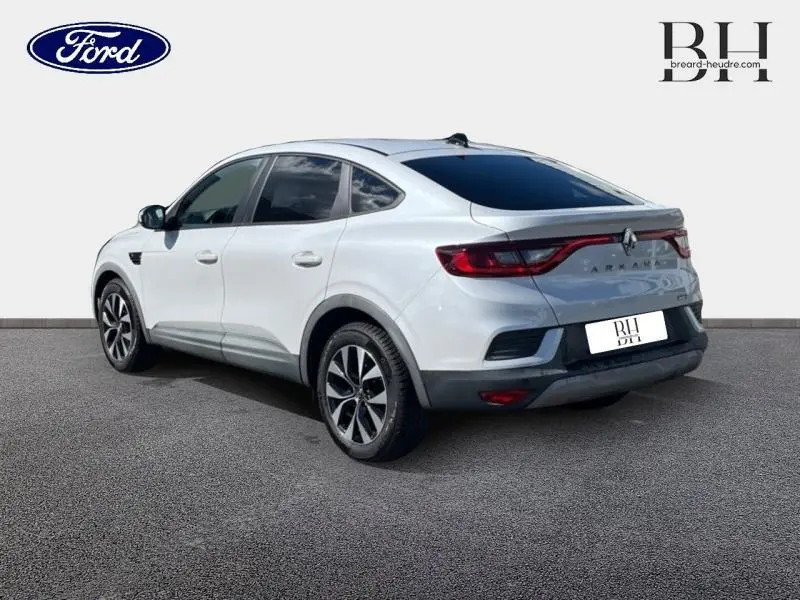 Vue 3/4 arrière droite du Renault Arkana blanc perle 2022 avec feux arrière LED et jantes alliage noires.