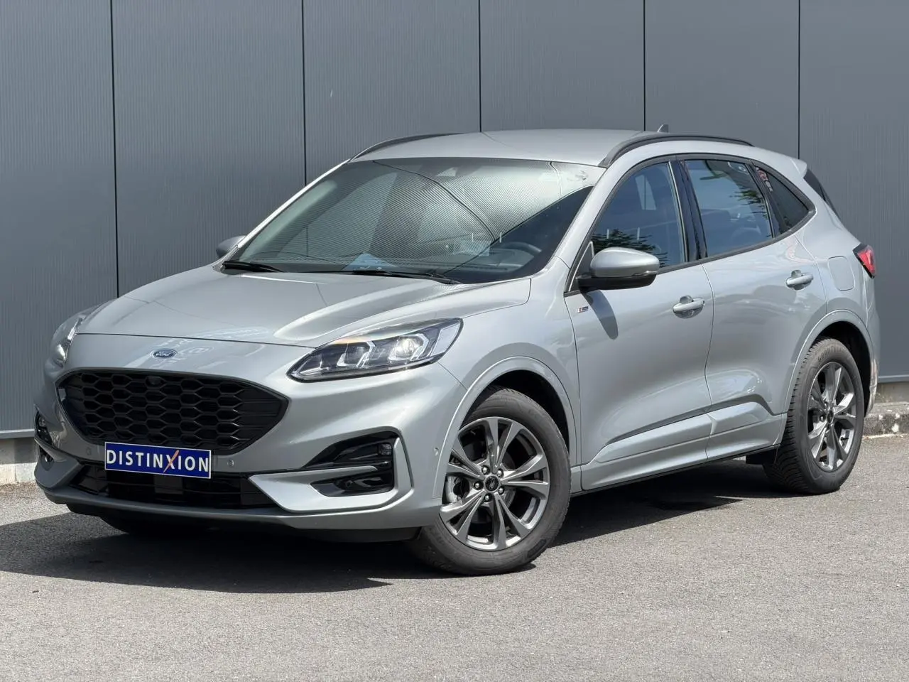 Ford Kuga gris Solar en 3/4 avant droit, avec jantes alliage et calandre noire distinctive ST-Line.