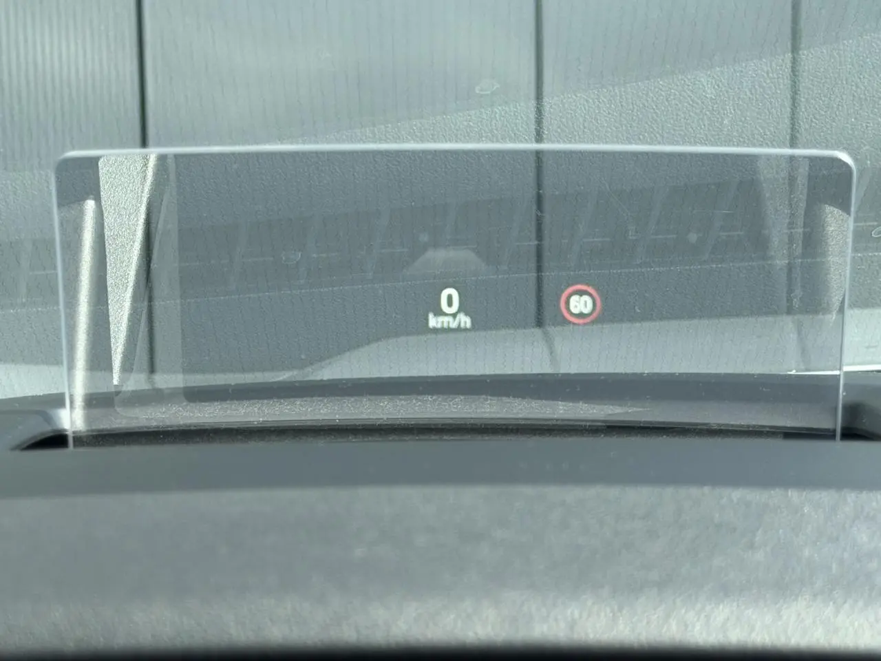 Affichage tête haute HUD montrant la vitesse 0 km/h et une limitation à 60 km/h dans un Ford Kuga 2023.