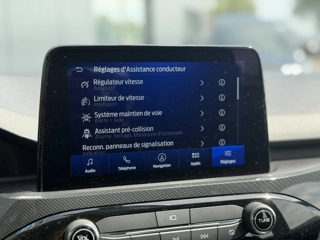 Écran tactile central affichant les réglages d’assistance conducteur dans un Ford Kuga 2023, intérieur gris.