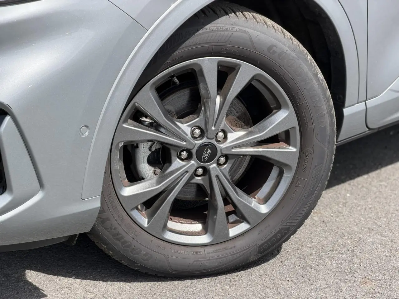 Gros plan sur la roue avant gauche gris Solar du Ford Kuga 2023 avec jante alliage 18 pouces ST-Line.
