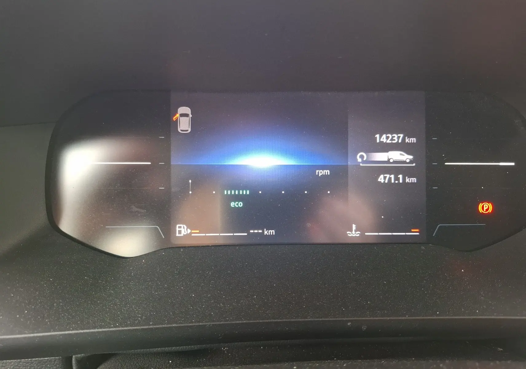 Tableau de bord numérique du Renault Kangoo Pro 2025 affichant 14 237 km et indicateur de porte ouverte.