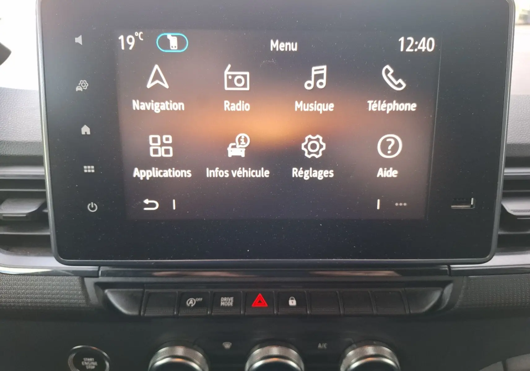 Écran tactile central du Renault Kangoo Pro 2025 affichant le menu principal avec navigation et réglages.