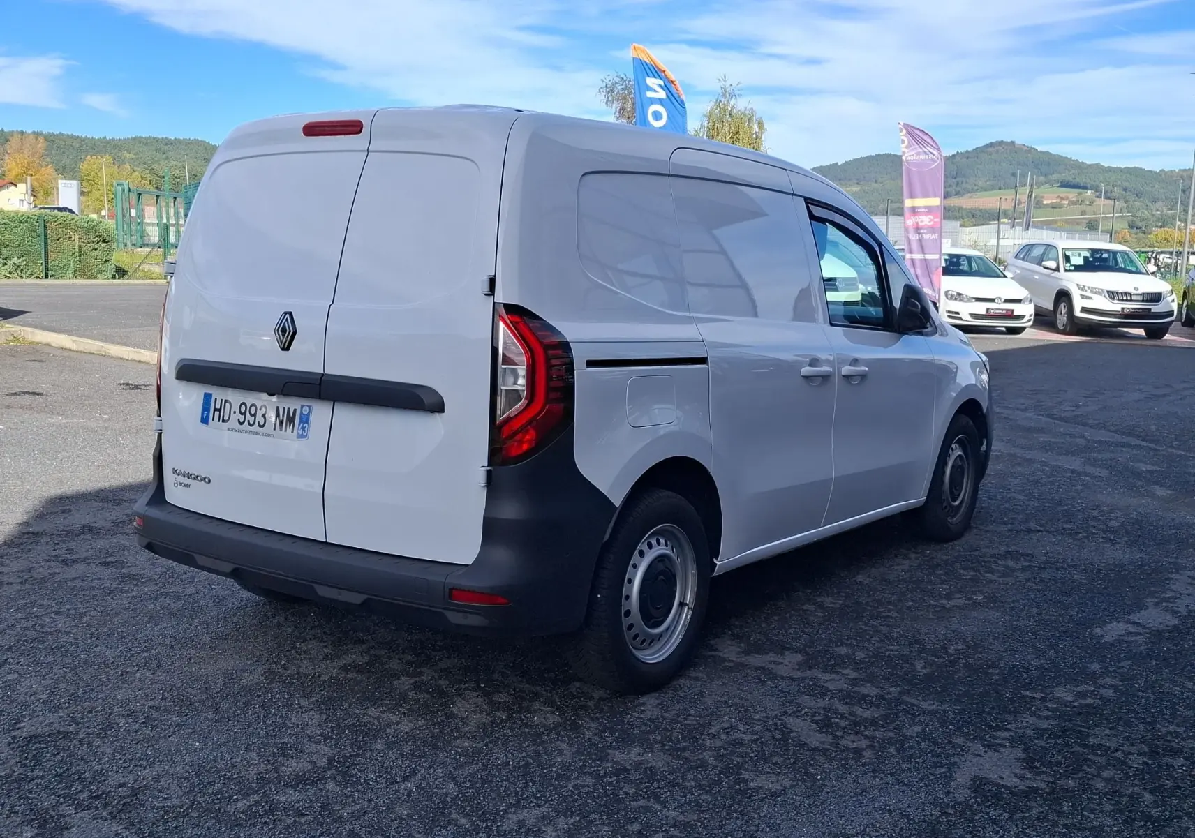 Vue 3/4 arrière droite d’un Renault Kangoo Pro blanc, fourgon utilitaire avec feux arrière en forme de C.