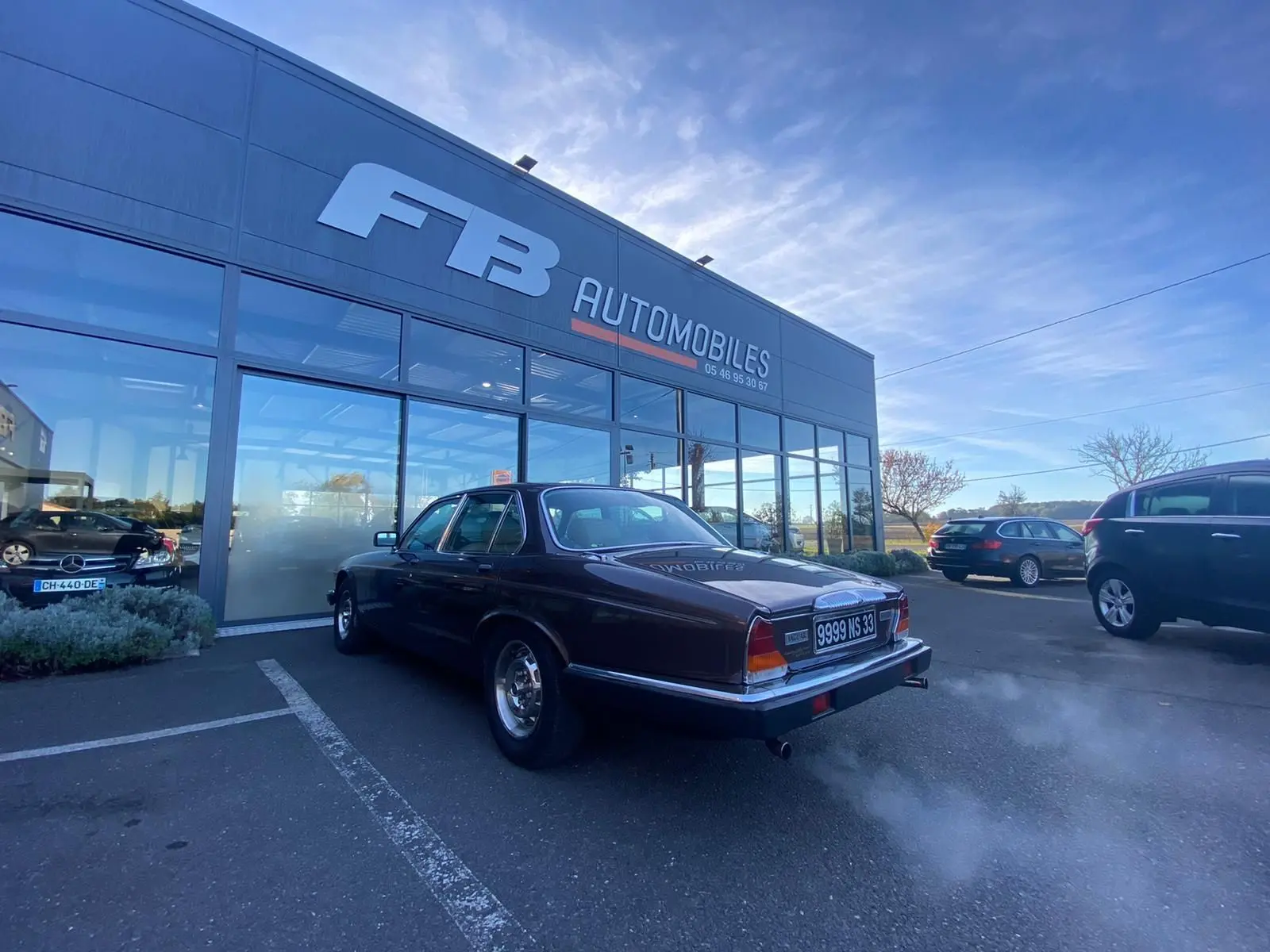 Jaguar XJ6 Série 3 4.2 Sovereign marron vue 3/4 arrière droit devant un garage FB Automobiles.