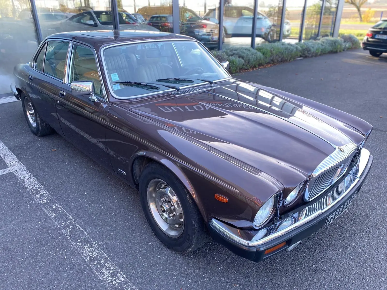 Jaguar XJ6 Série 3 4.2 Sovereign marron vue 3/4 avant droit avec calandre chromée et phares ronds.