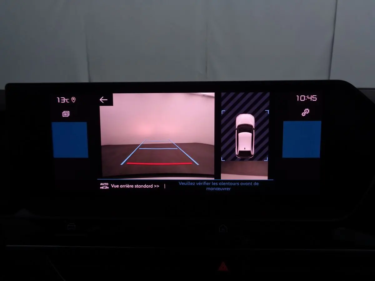 Écran multimédia de la Citroën C4 gris Artense montrant la caméra de recul et l'affichage 360° à 10h45