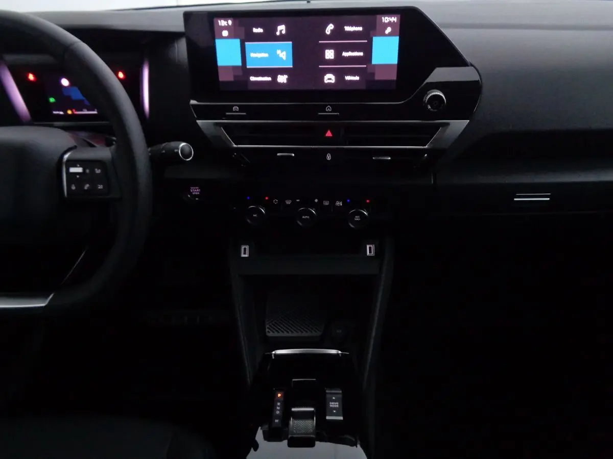 Vue rapprochée du tableau de bord et console centrale noire de la Citroën C4 2023 avec écran tactile et boîte automatique.