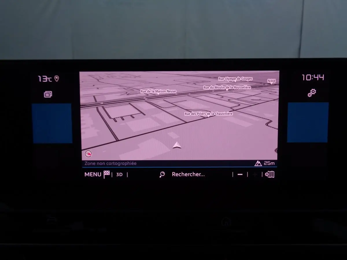 Écran tactile du système de navigation de la Citroën C4 2023 affichant une carte en 3D avec rues nommées.