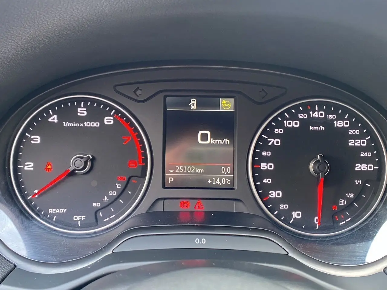 Tableau de bord de l'Audi Q2 35 TFSI 2023 montrant compte-tours, vitesse à 0 km/h et température extérieure 14°C