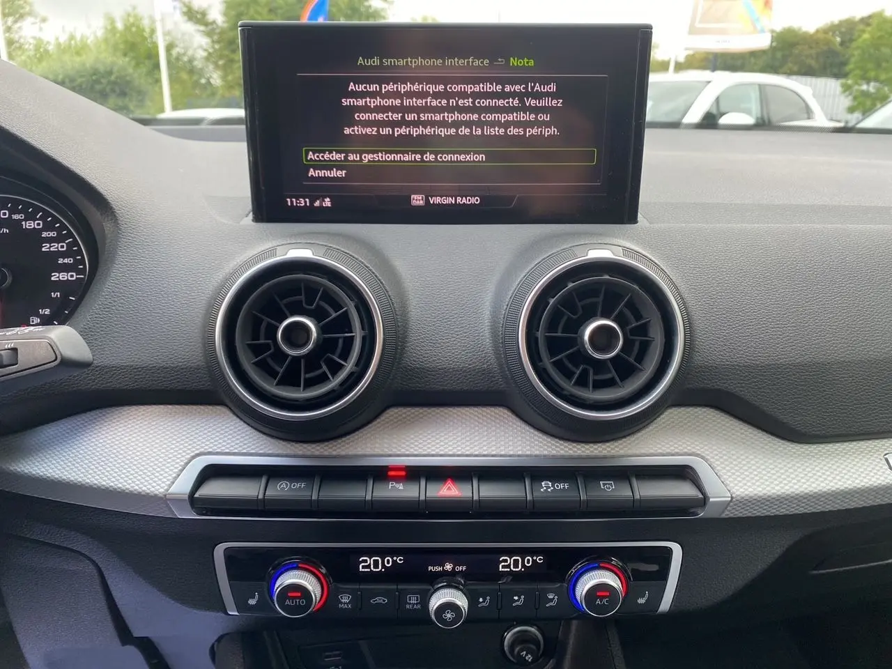 Coffre ouvert d'un Audi Q2 noir mito 2023, vue intérieure montrant un espace de chargement propre et spacieux.