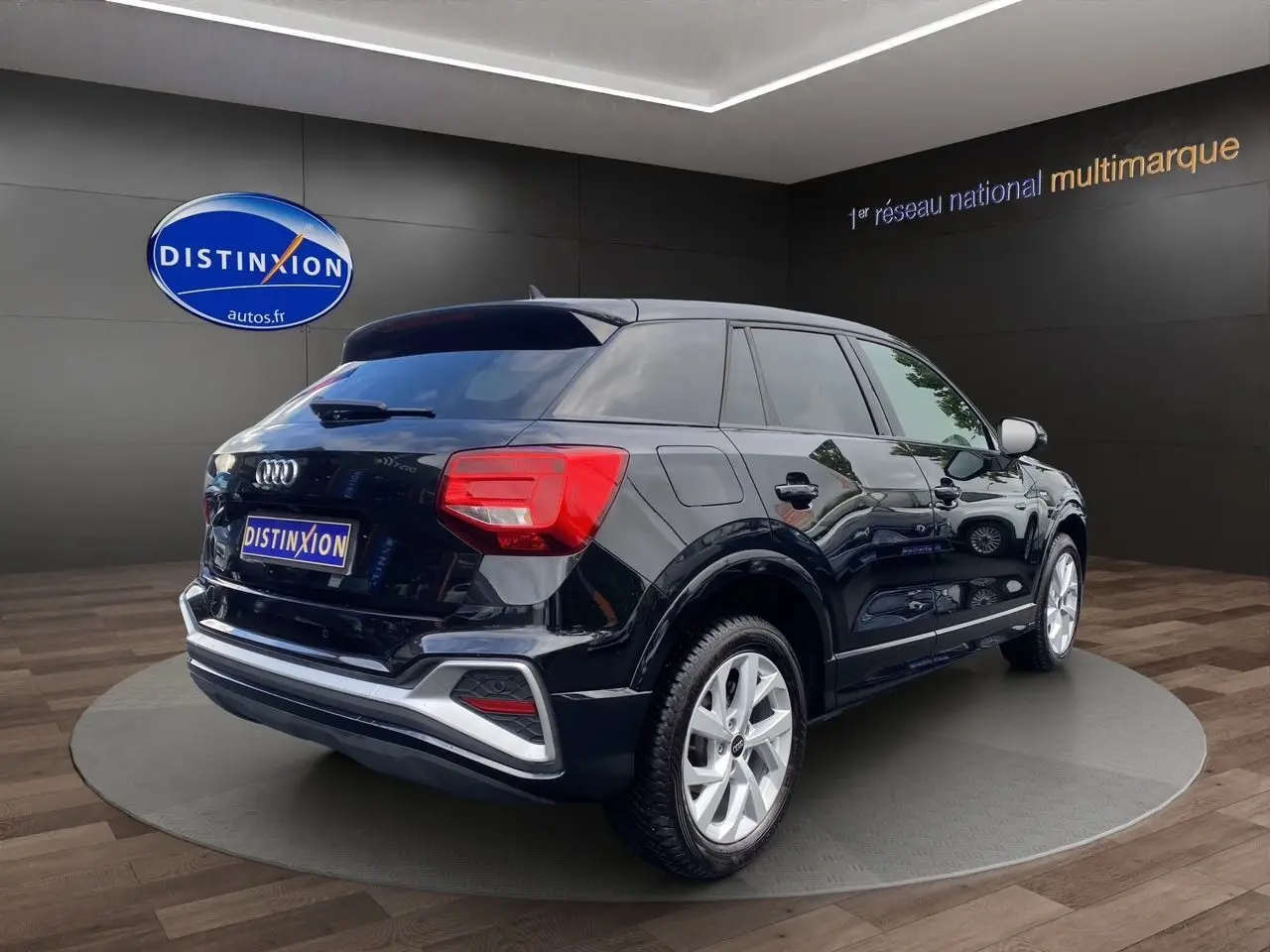 Audi Q2 noir mito vue 3/4 arrière droit, avec jantes alliage 17 pouces et hayon motorisé en showroom.