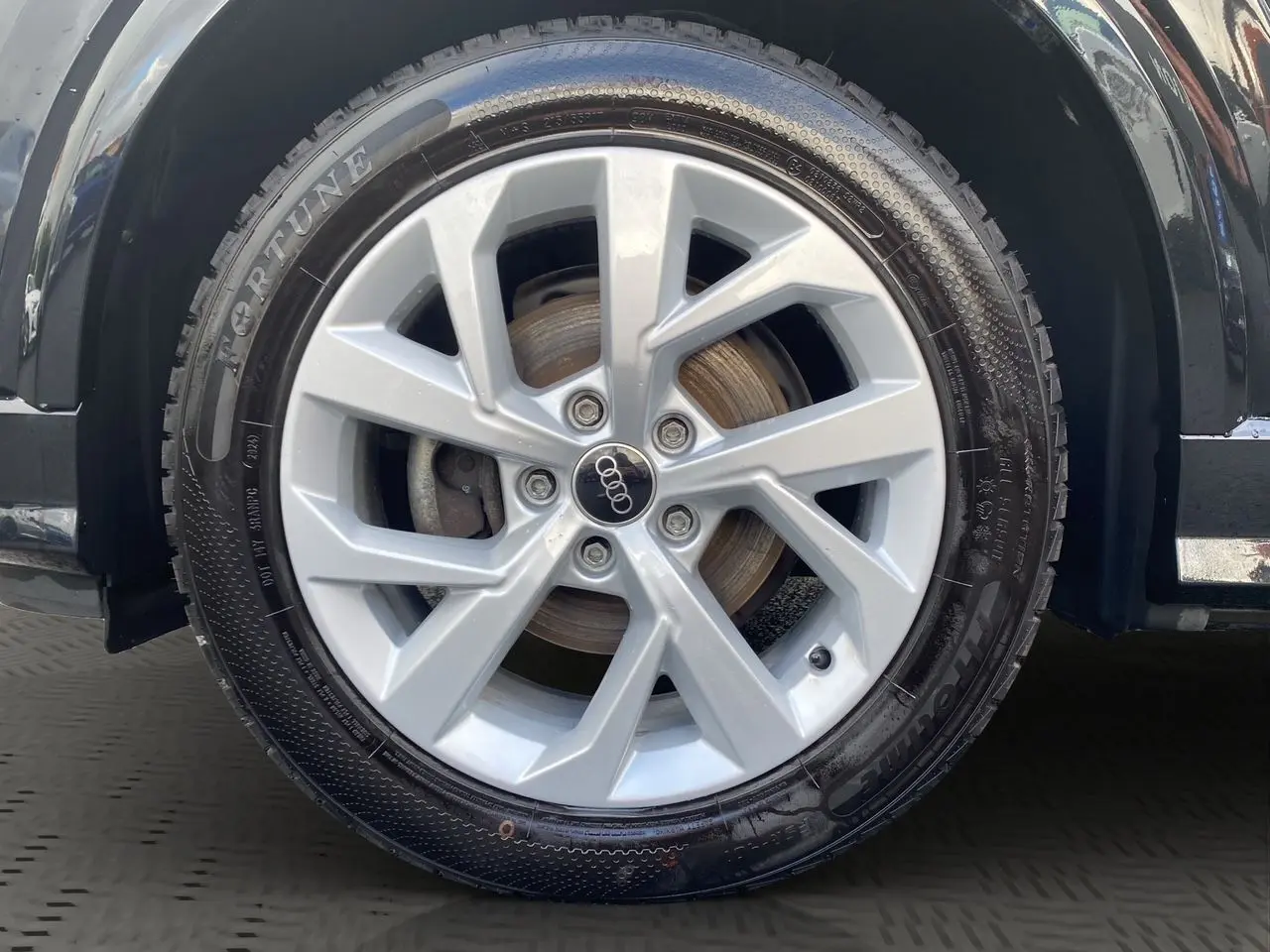 Gros plan sur la jante alliage 7x17 en Y du côté gauche d'un Audi Q2 noir Mito de 2023.