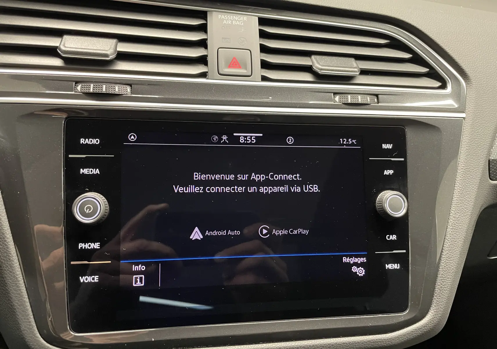 Vue rapprochée de l'écran tactile central du Volkswagen Tiguan 2024, affichant App-Connect avec options Android Auto et Apple CarPlay.