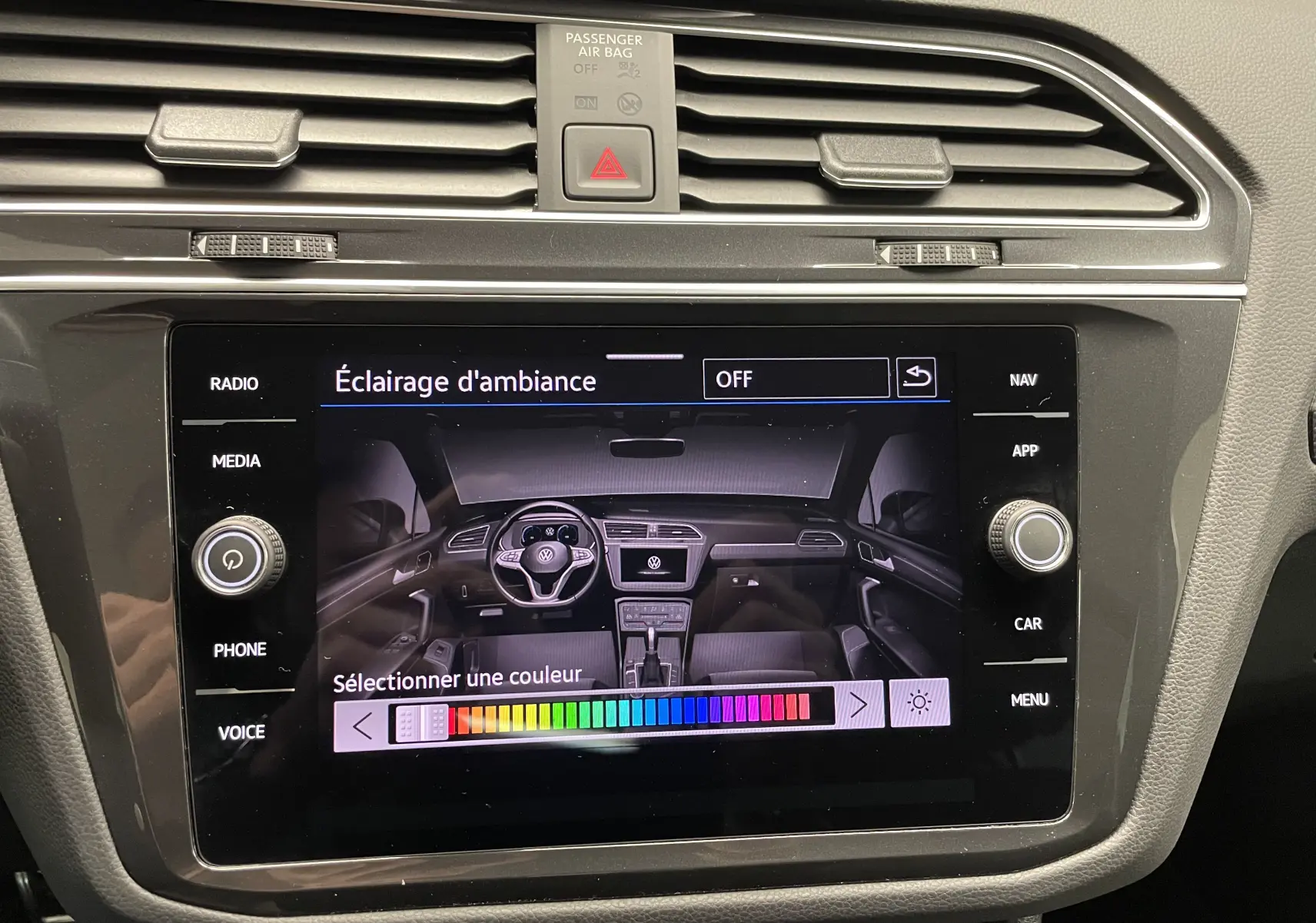Écran tactile du Volkswagen Tiguan 2024 affichant le réglage de l'éclairage d'ambiance intérieure.