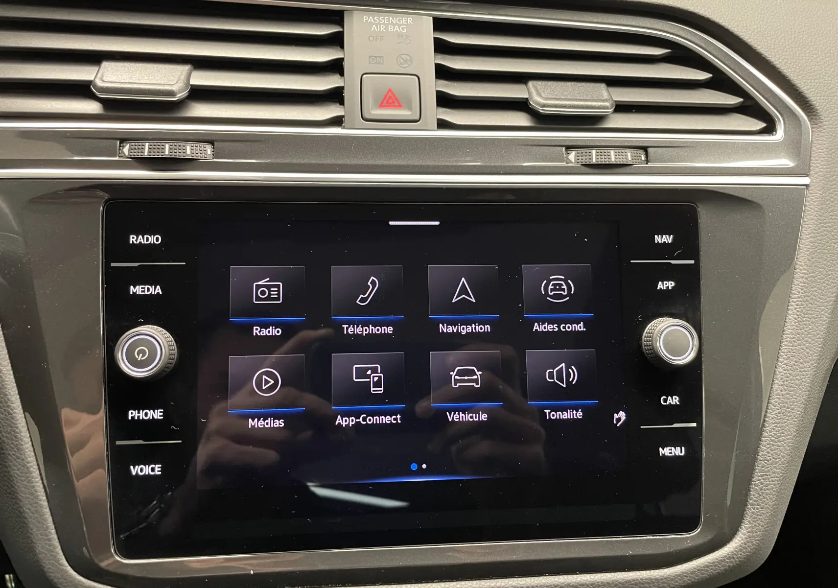 Écran tactile central du Volkswagen Tiguan 2024 affichant le menu multimédia et aides à la conduite.