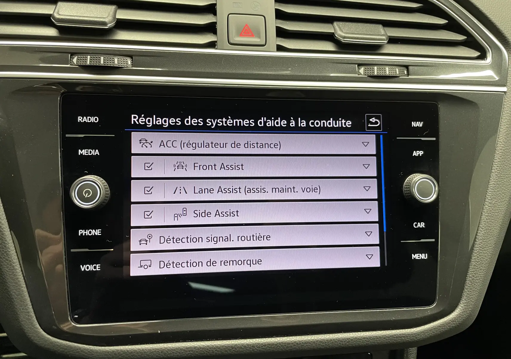 Écran tactile central du Volkswagen Tiguan 2024 affichant les réglages des aides à la conduite.