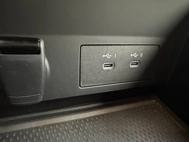 Gros plan sur deux ports USB-C intégrés dans l’habitacle noir du Renault Captur 2025 hybride.