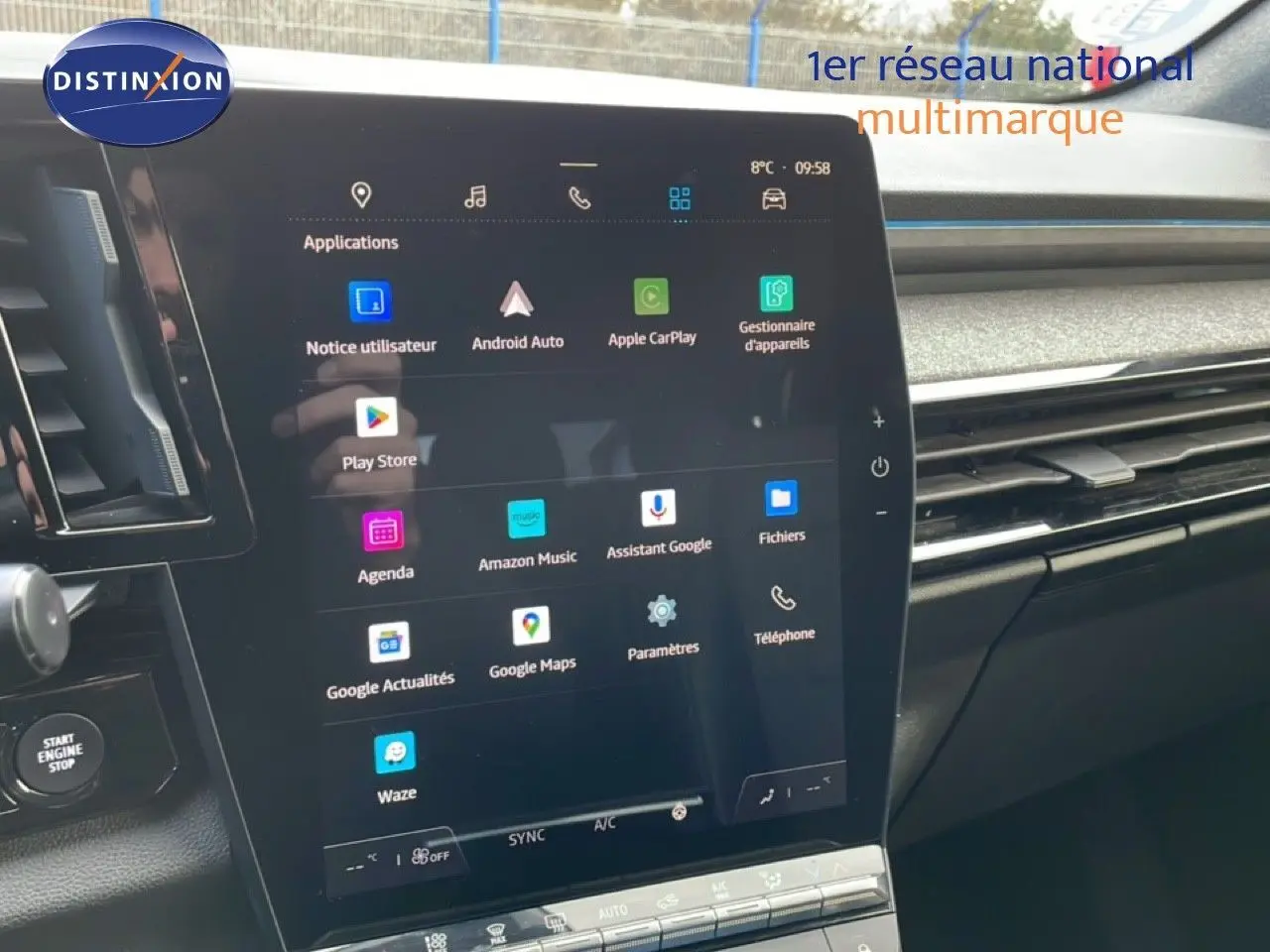 Vue intérieure centrée sur l’écran tactile du tableau de bord du Renault Espace gris schiste 2024.