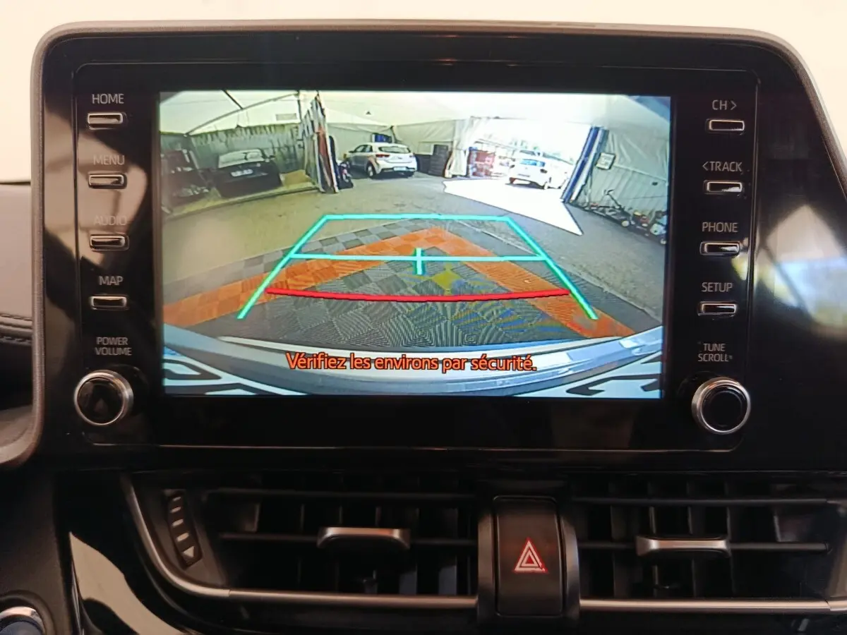 Écran tactile central montrant la caméra de recul du Toyota C-HR gris clair, vue intérieure du tableau de bord.