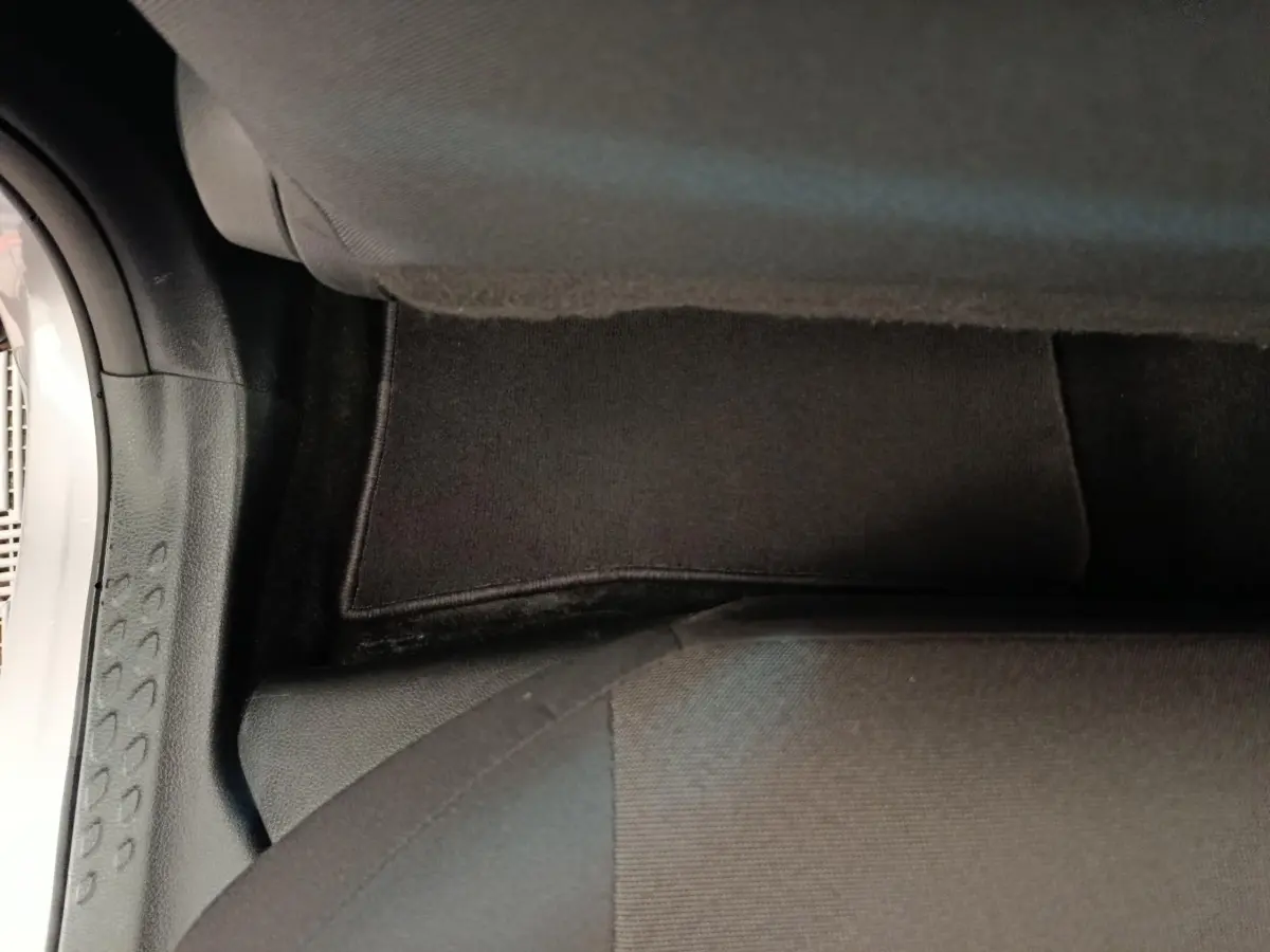 Détail du tapis de sol noir côté passager arrière du Toyota C-HR gris clair 2022, version hybride.